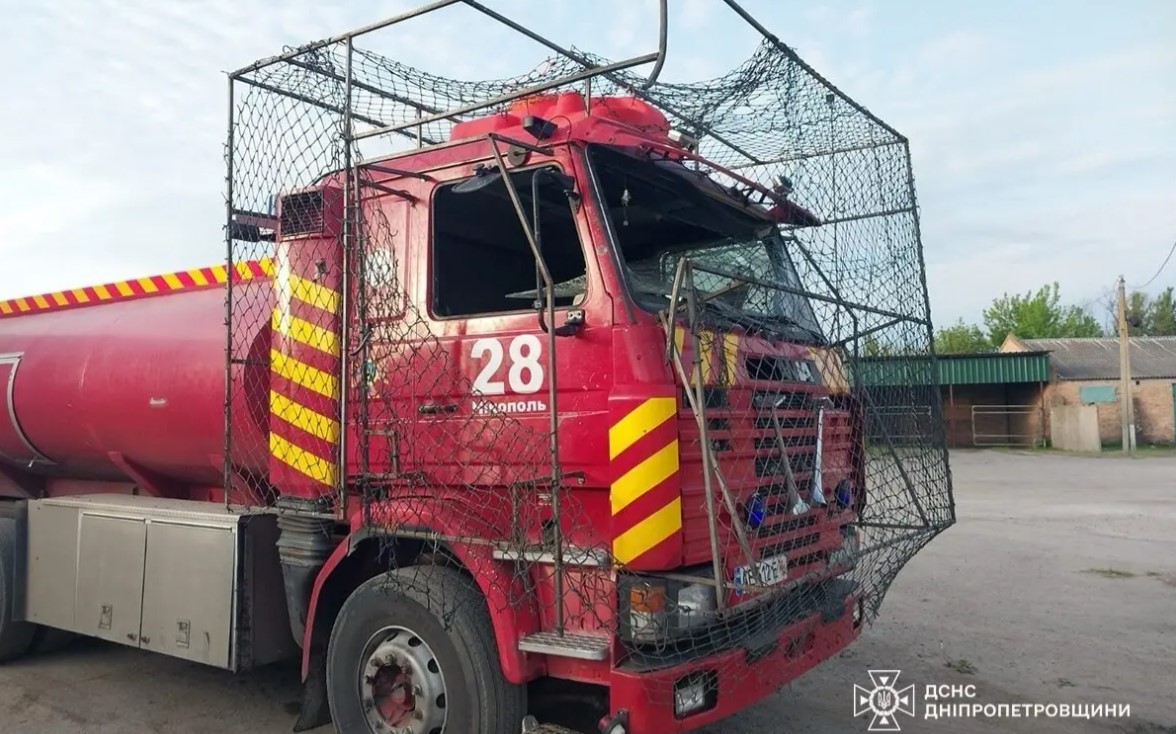 У Нікопольському районі Дніпропетровської області вранці у неділю, 10 травня, росіяни безпілотником атакували автомобіль рятувальників, які їхали на допомогу. Внаслідок удару 23-річний водій отримав травми, повідомила Державна служба з надзвичайних ситуацій, інформує UAINFO.org з посиланням на ZN.ua.
